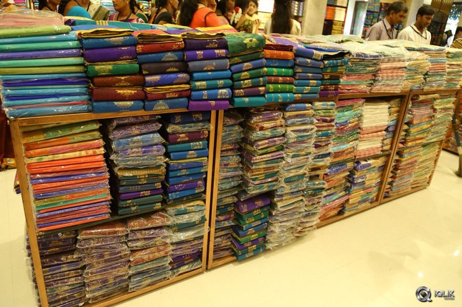 Raashi-Khanna-Launches-Kasam-Pullaiah-Cloth-Merchant-in-Warangal